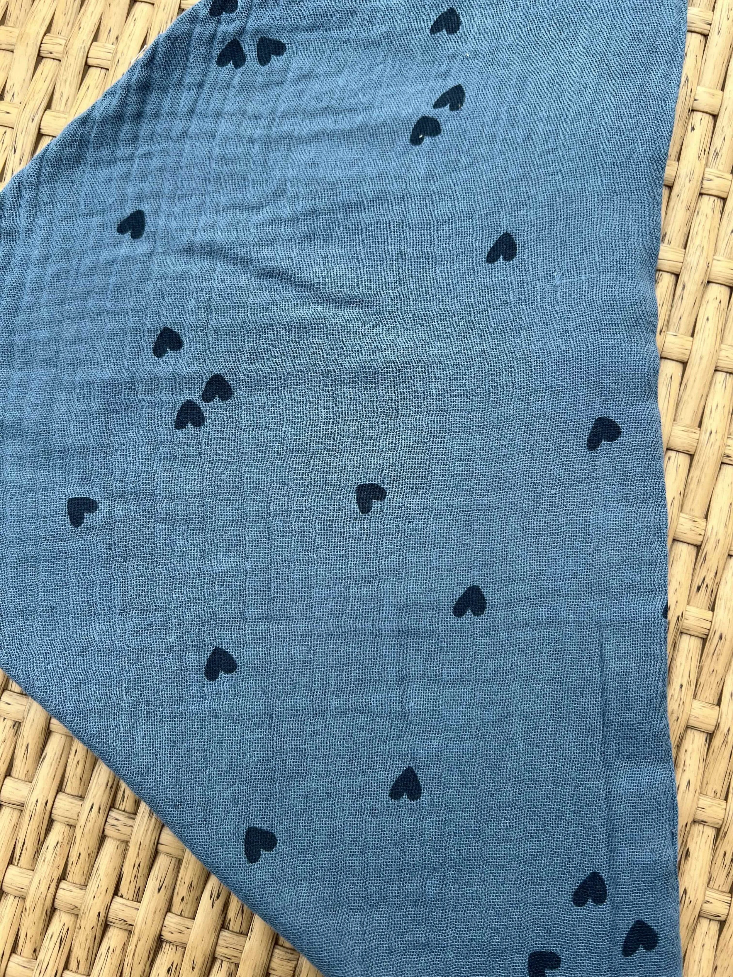 Blaues Bandana mit dunkelblauen Herzen.jpeg