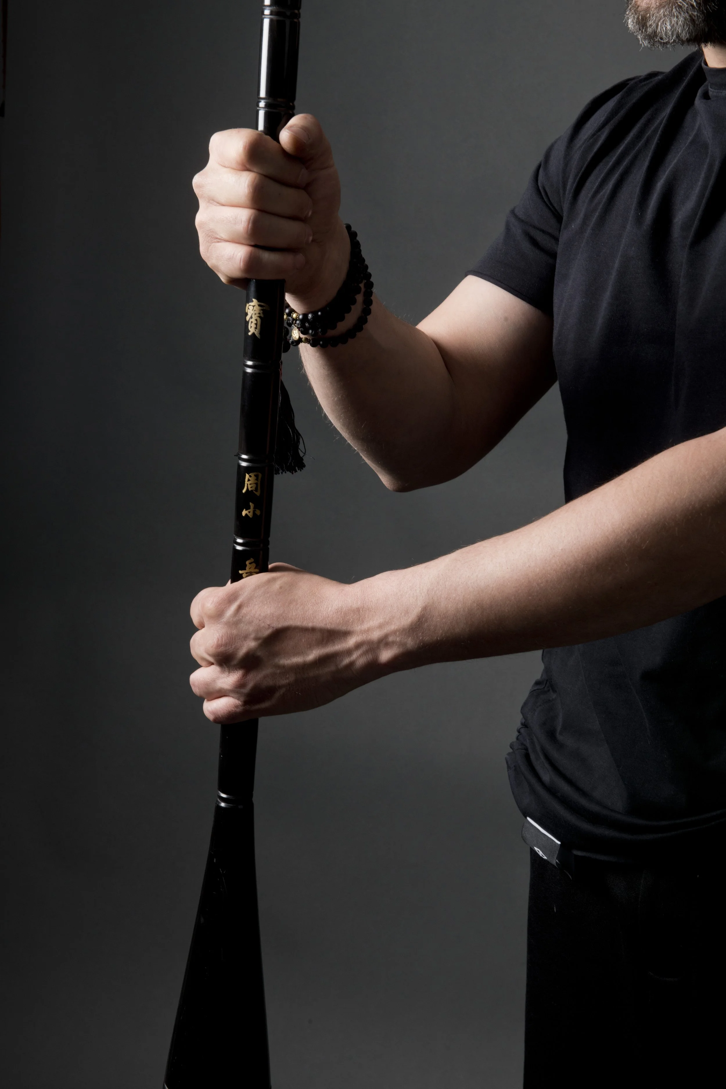 Hasu Art, sujetando con las dos manos su pincel gigante de Sumi-e