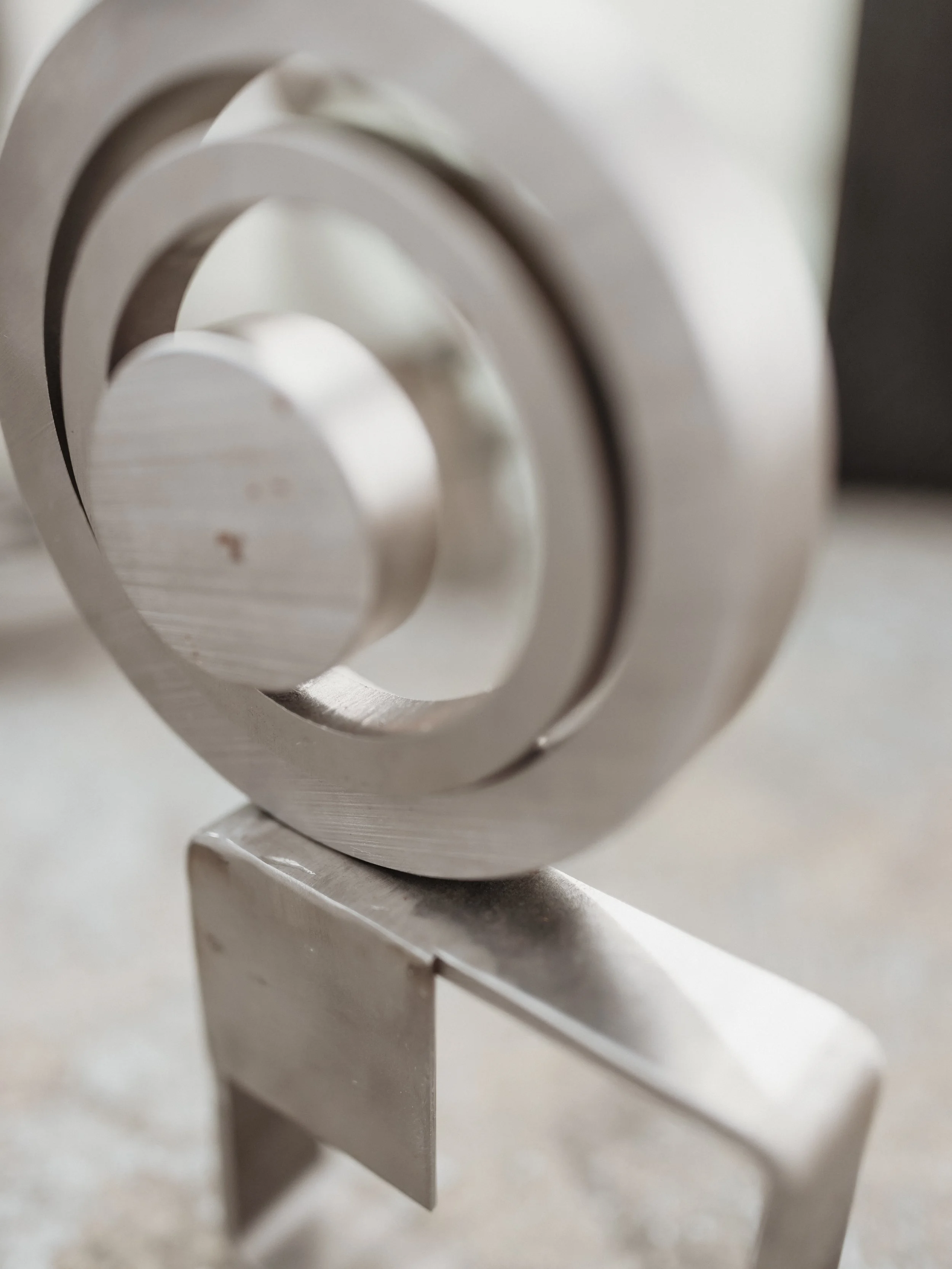 Escultura minimalista de la serie Momentum