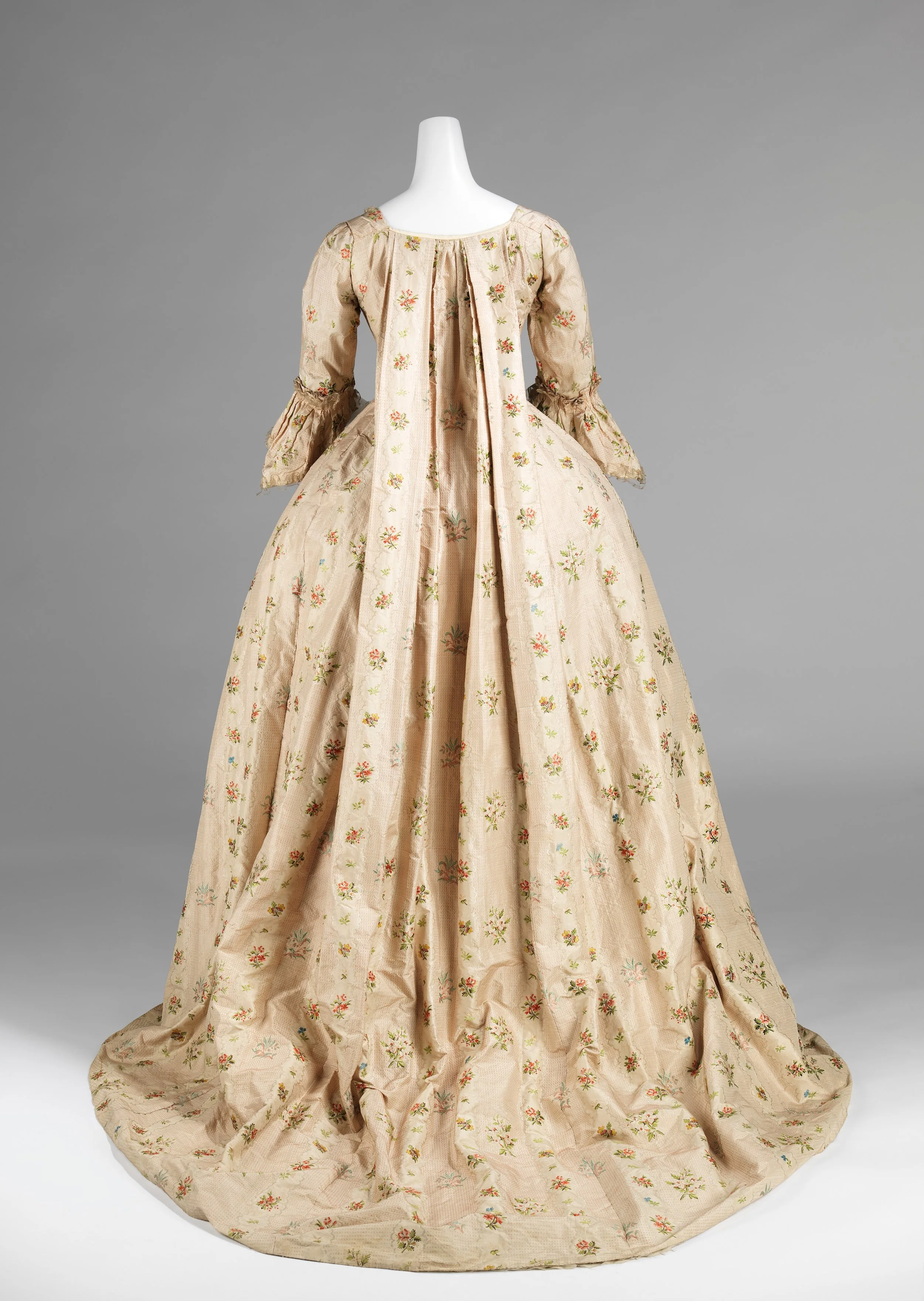 BACK- The Met Robe a la francaise