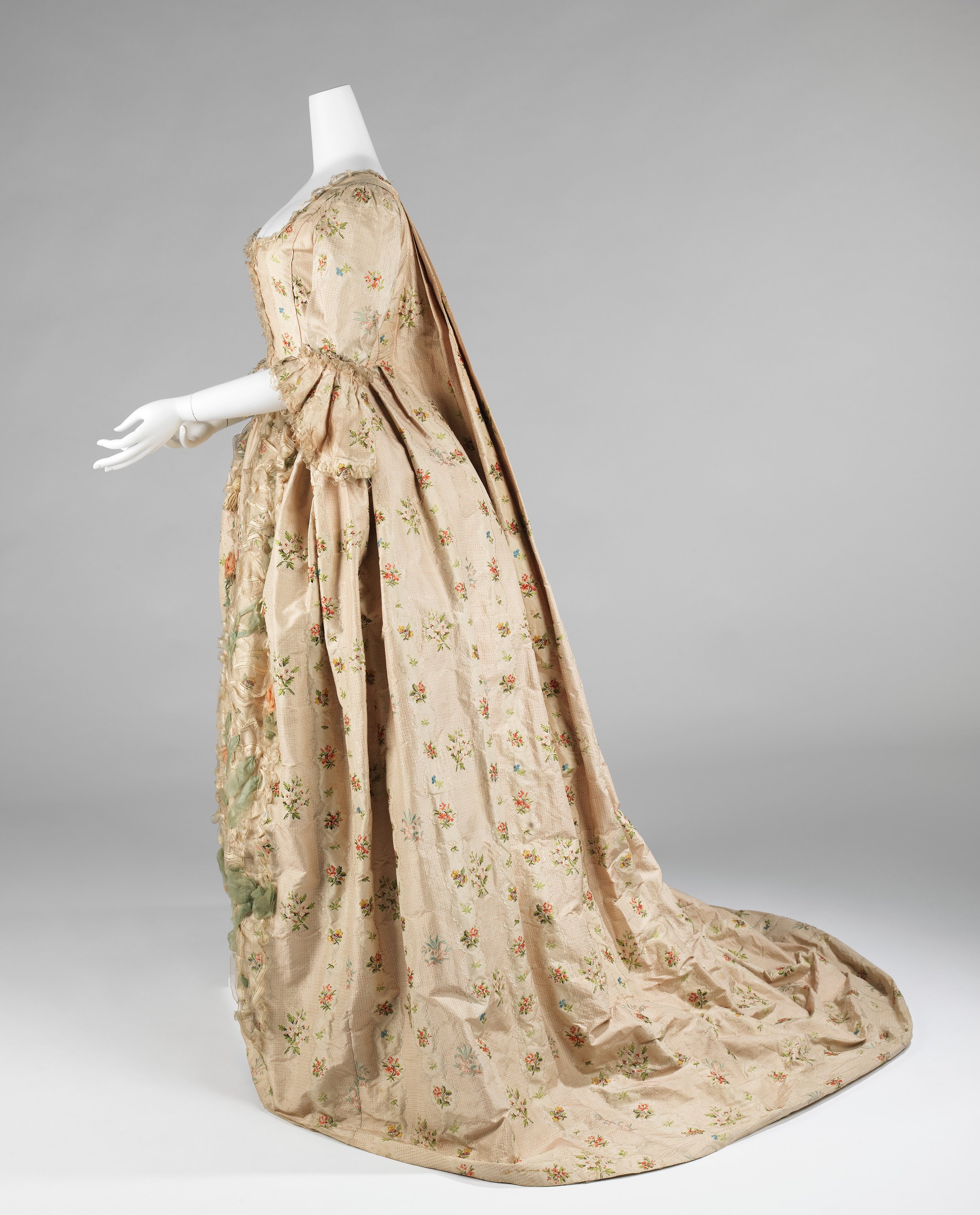 SIDE- The Met Robe a la francaise