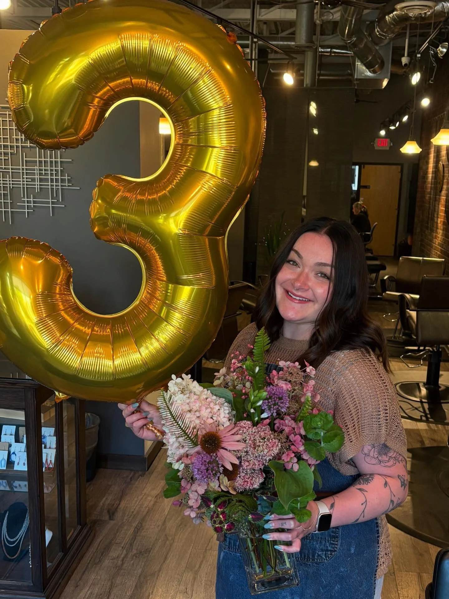 Please join us in welcoming back Alanna @heyits_lanna from her maternity leave and also congratulate her on her promotion to a Level 3 Stylist!! Woohoo! We are so proud of her accomplishments in business and being a new mama!! 

#summitsalon #salonge