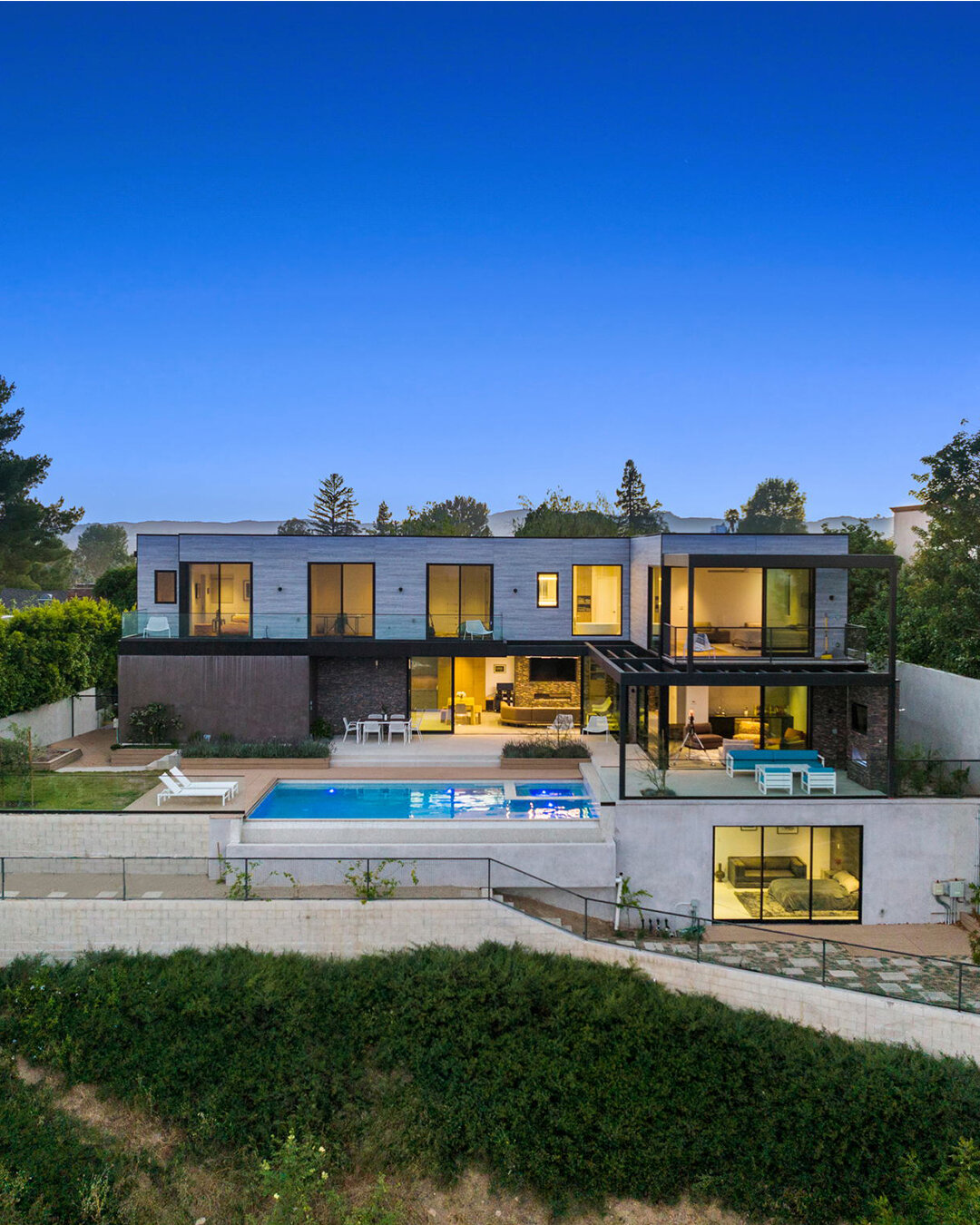 There's just something about a twilight shoot. 🌙 @zachgoldsmith24 @theagencyre Especially one where all the right lines by @tagliaferri are on display.
.
.
.
#architecturephotography #realestatephotography #engelstudios