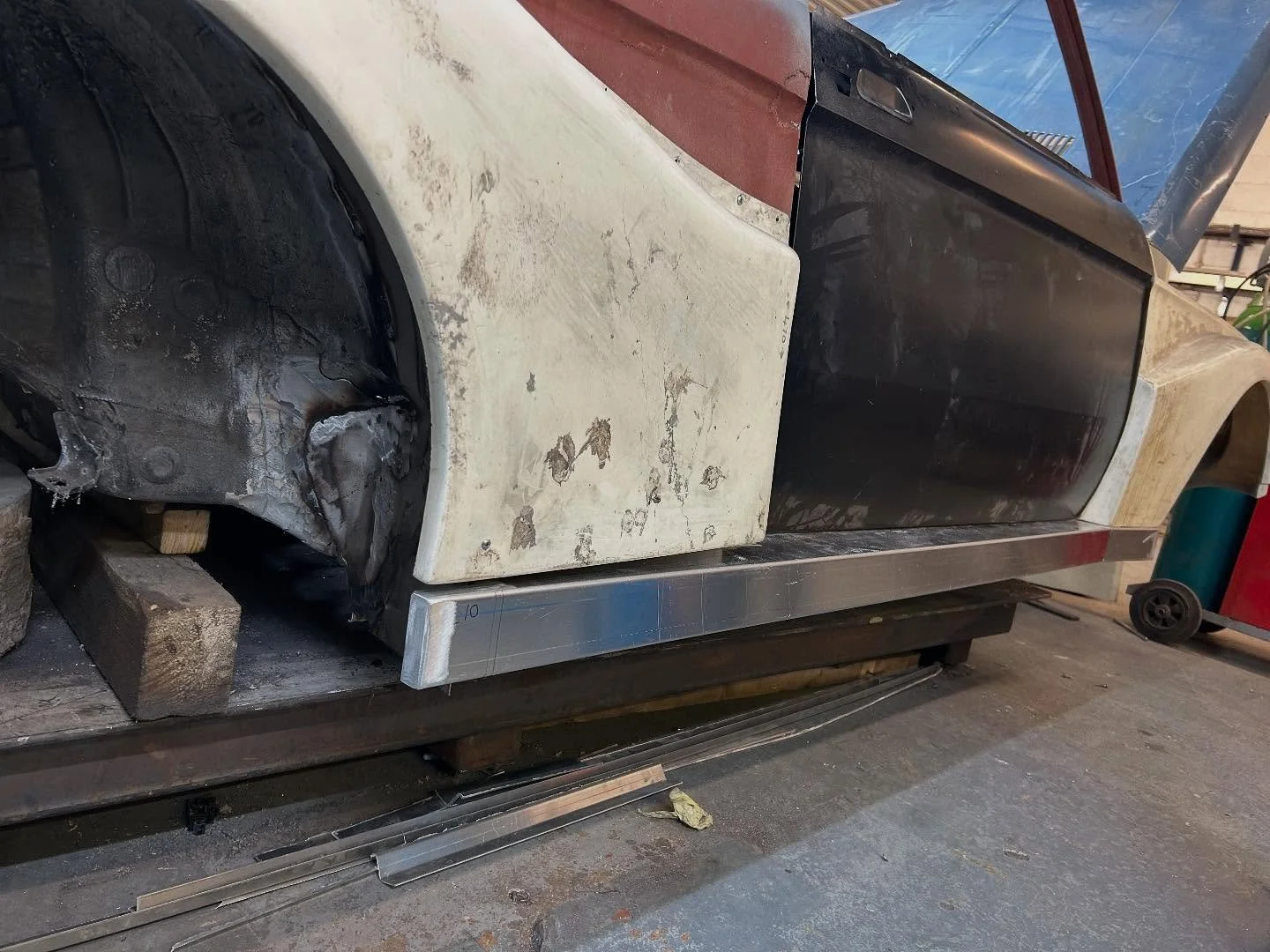 BMW 2002 drivers side sill complete, a bit of modification needed to the fibreglass panels to match up but really pleased with the outcome. #bmw #2002 #bmw2002 #racecar #trackcar #m140i #gdfautofab #sussex #eastsussex #weld #welding #fabrication #alu