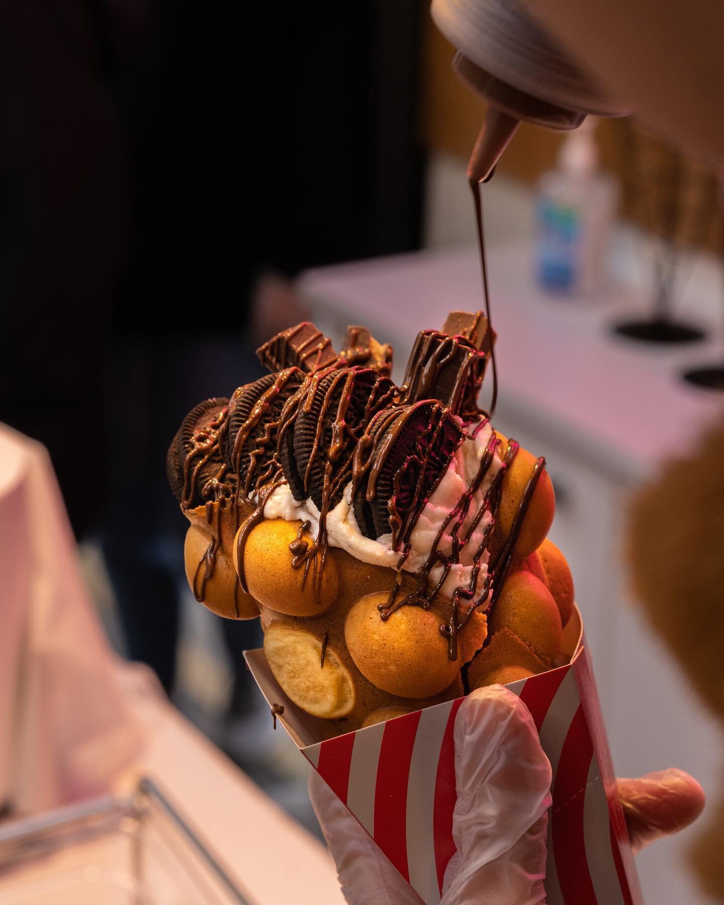 Choccy drizzle perfection at @bubblewraplondon 

#bubblewaffle #london #spitalfields #chinatownlondon #foodporn #food #londonfood