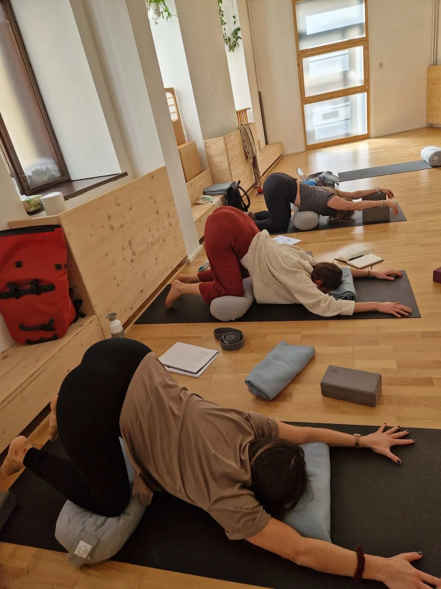 drei schülerinnen bei der yin yoga praxis