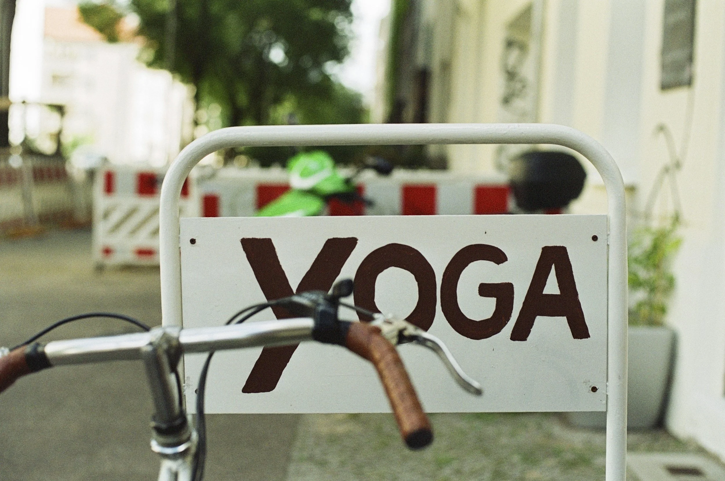 fahradstellplatz mit dem Schild Yoga und ein Fahrrad davor