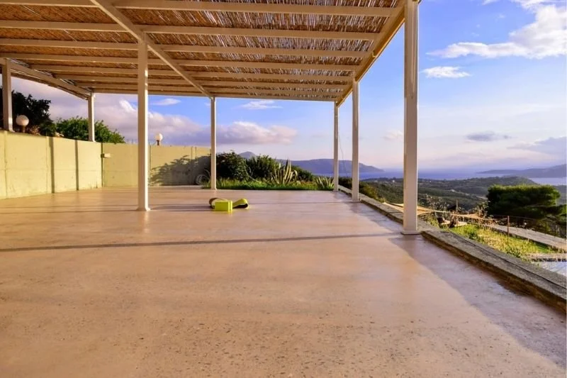 Outdoor Yoga Deck beim Sonnenaufgang mit Blick aufs Meer und die Berge bei der Yoga Retreat Location in Griechenland