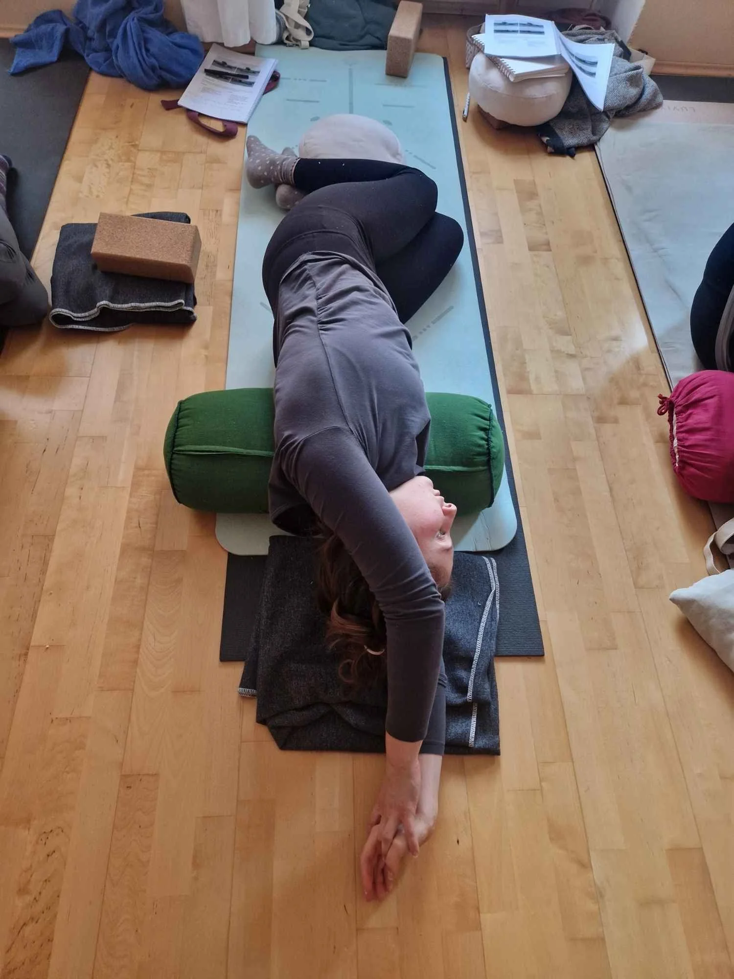 ausbildungsteilnehmerin praktiziert eine yin yoga position
