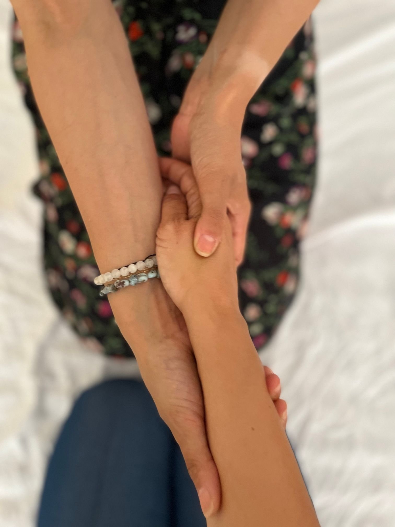 Hände die sich halten und auf Akupressurpunkt drücken