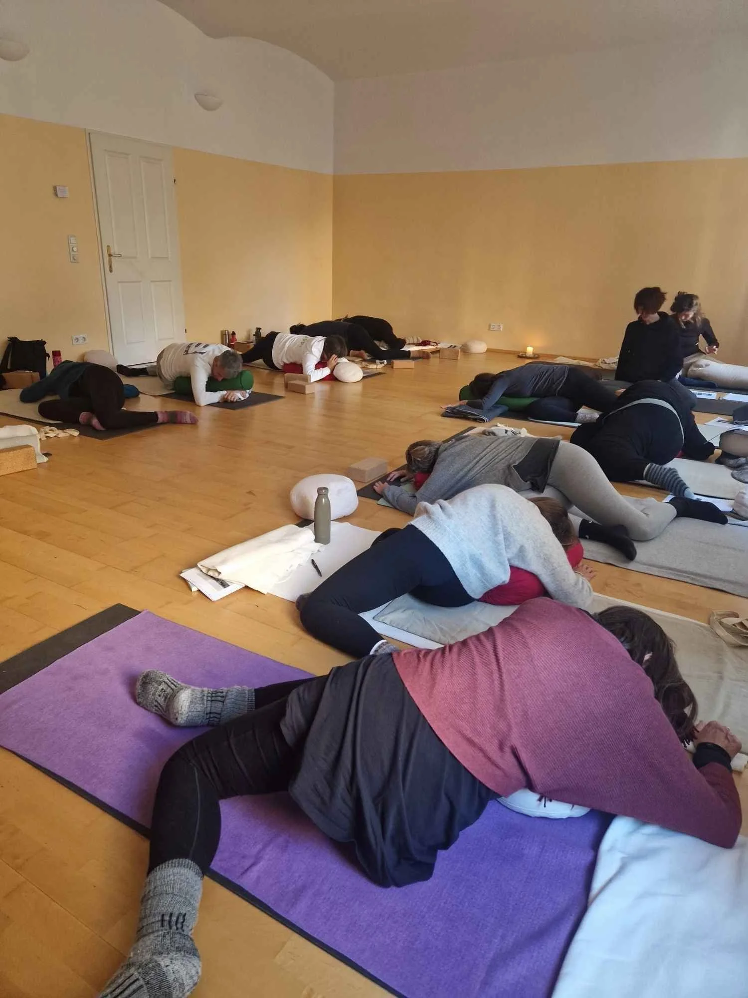 schuelerinnen praktizieren yoga bei der yin yoga ausbildung