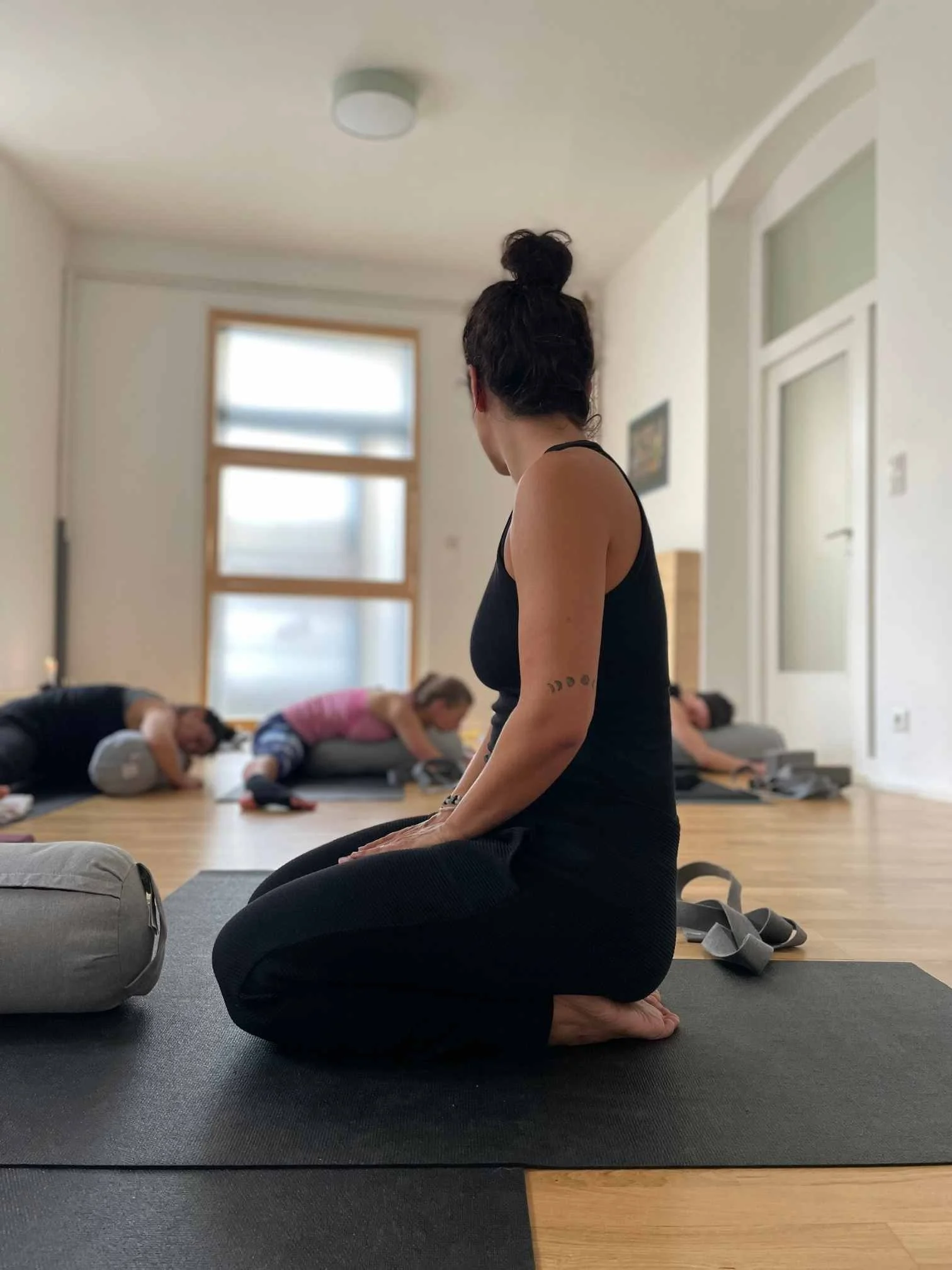 bodymindbliss unterrichtet yin yoga klasse