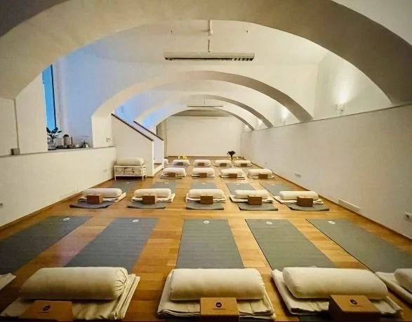 Yogaraum mit Matten und Hilfsmitteln