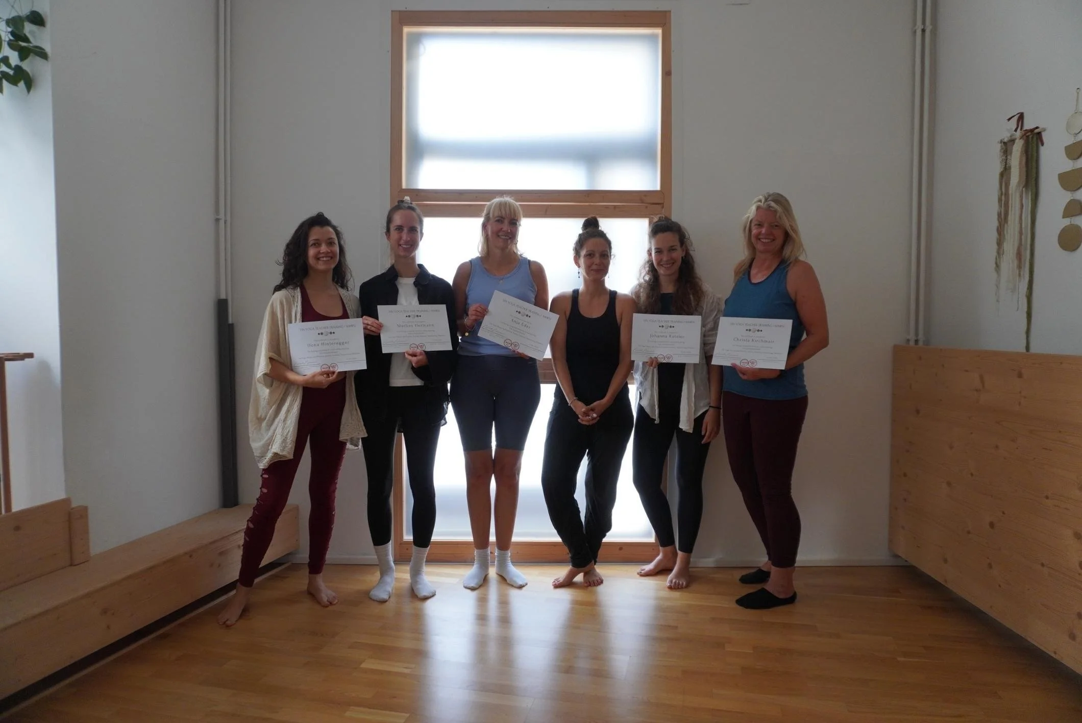 teilnehmerinnen der yin yoga ausbildung zeigen ihre diplome her