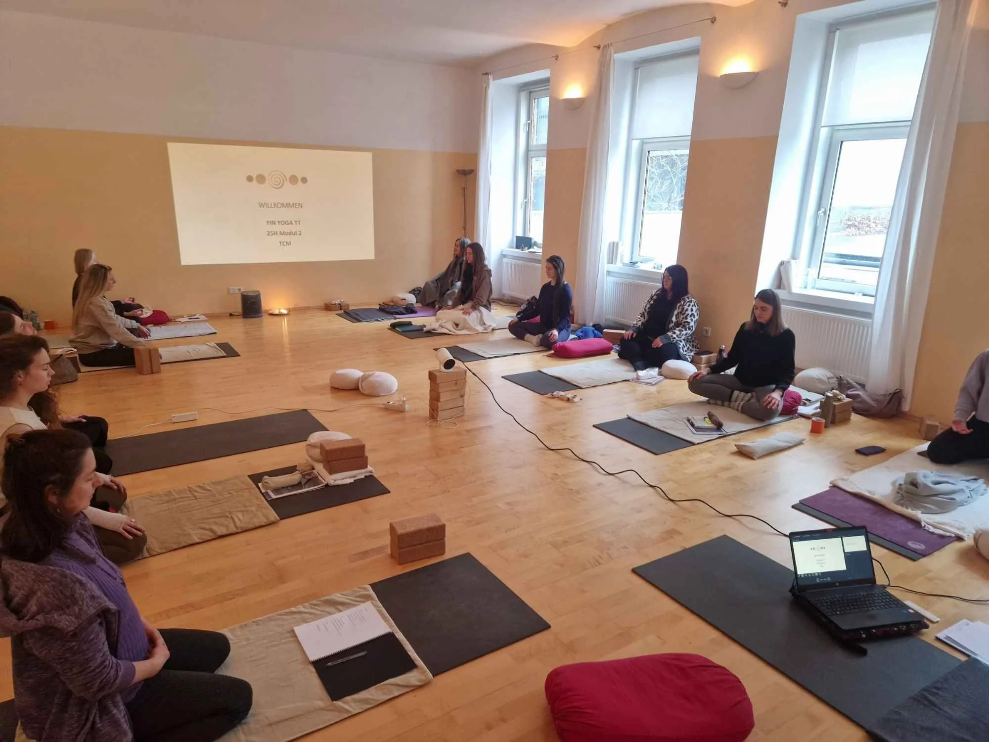 yoga praxis bei yin yoga ausbildung mit meditation der teilnehmenden