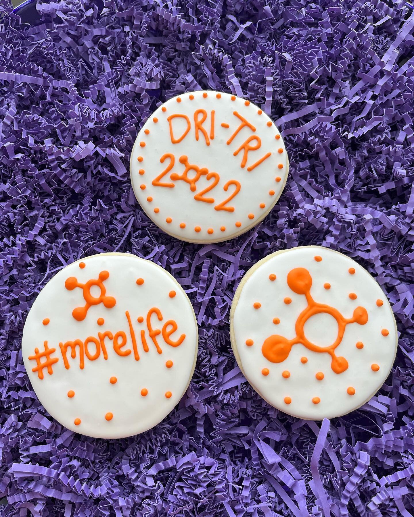 Good luck to all my Orange Theory friends on the Dri-Tri today! I had so much fun making these cookies for @norrisk14 today and her crew 💪🧡

#otf #morelife #dritri2022 #bunandheroven #royalicingcookies #logocookies#orangetheoryfitness #workit #getf