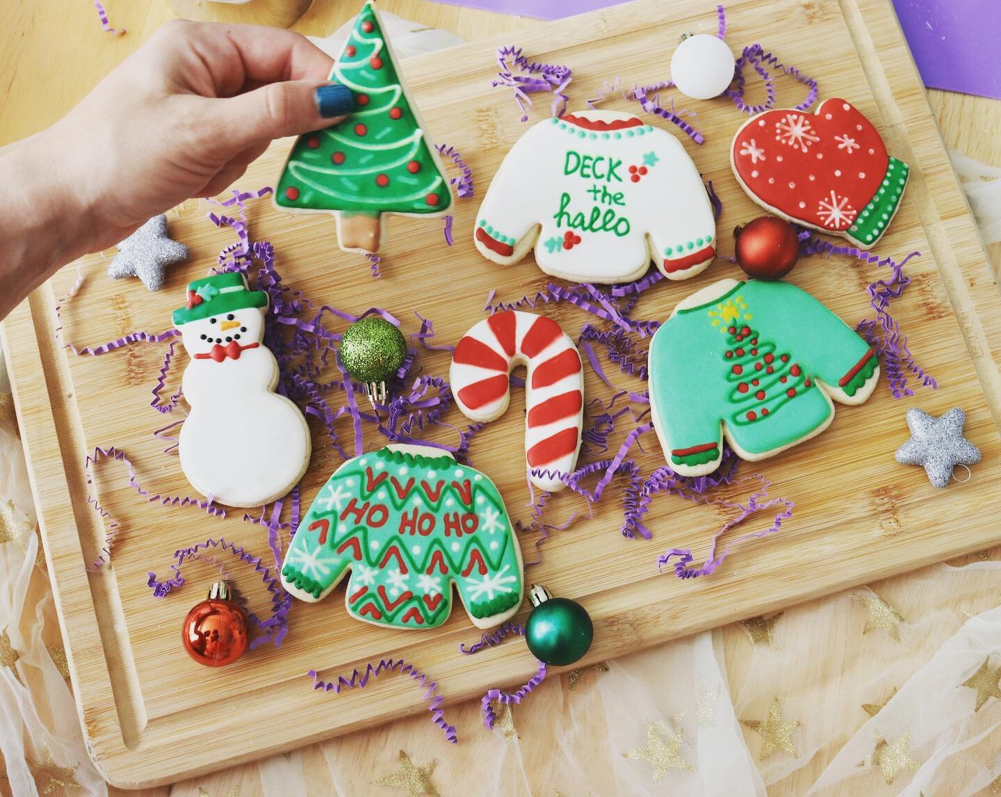💜Happy National Cookie Day!💜

Order your Christmas cookies today! 
Link in bio 
📸: @gsunyak 

#bunandheroven #royalicingcookies #bakingmama #bakersgonnabake #christmascookies #nationalcookieday #uglysweatercookies