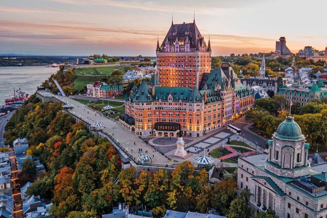 Fall in love with the timeless charm of the Fairmont Le Ch&acirc;teau Frontenac in Quebec this autumn! Located right in the middle of a city bursting with history, this incredible spot isn't just perfect for history buffs &ndash; it's also an amazing