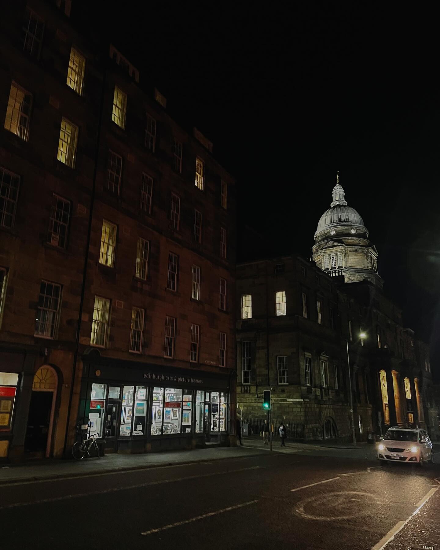 night night

#edinburghcity #edinburghbynight #nightout #nightphotography #edinburghlife #nightshot #edinburghuniversity #ourstreets #cityshots