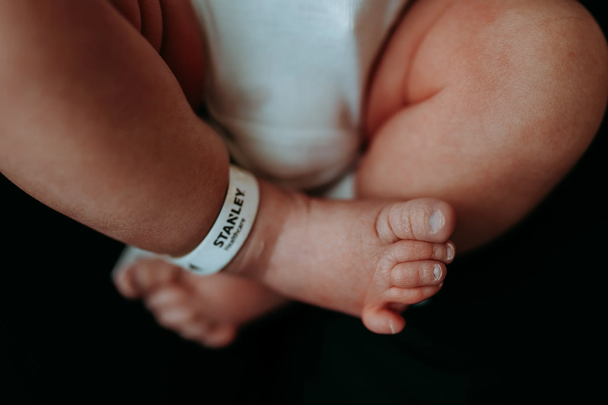 newborn baby feet in hospital fresh 48 session riverside California