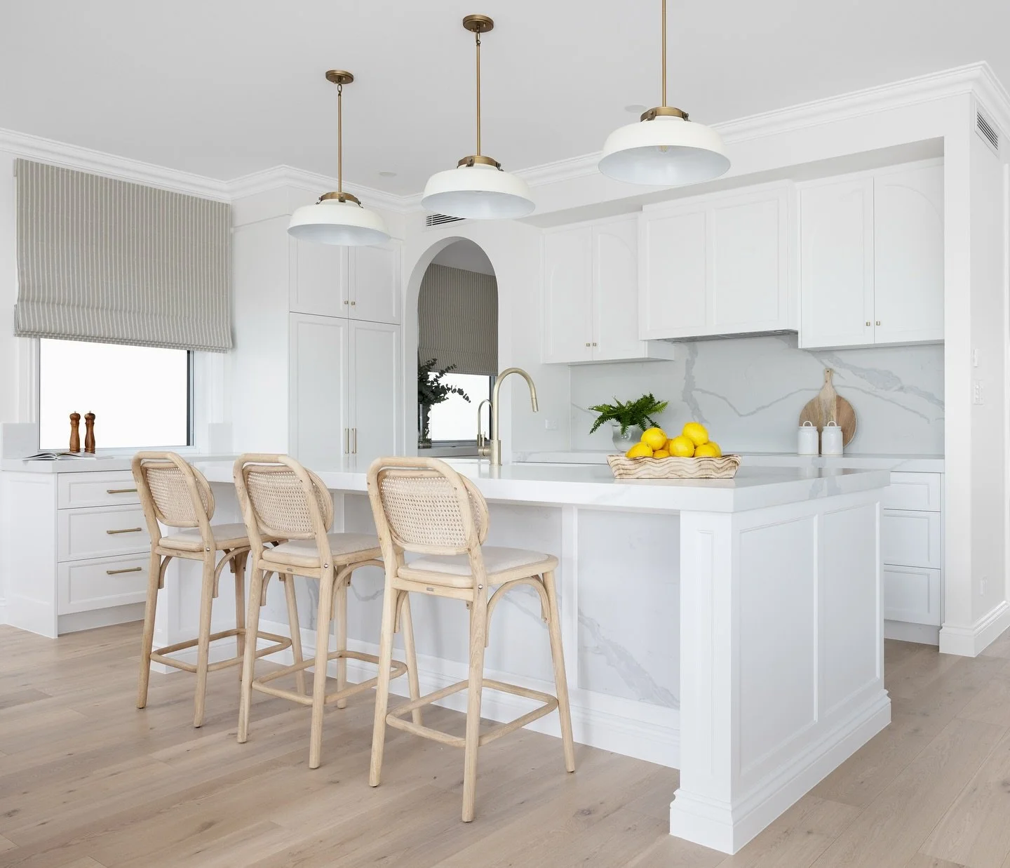 Crisp || Is there much better than a crisp white kitchen? Flooded with natural light and layered detail this beautiful space is still a fave. DL has had a lot of new followers recently so I thought it would be fun to jump back in to the archives for 