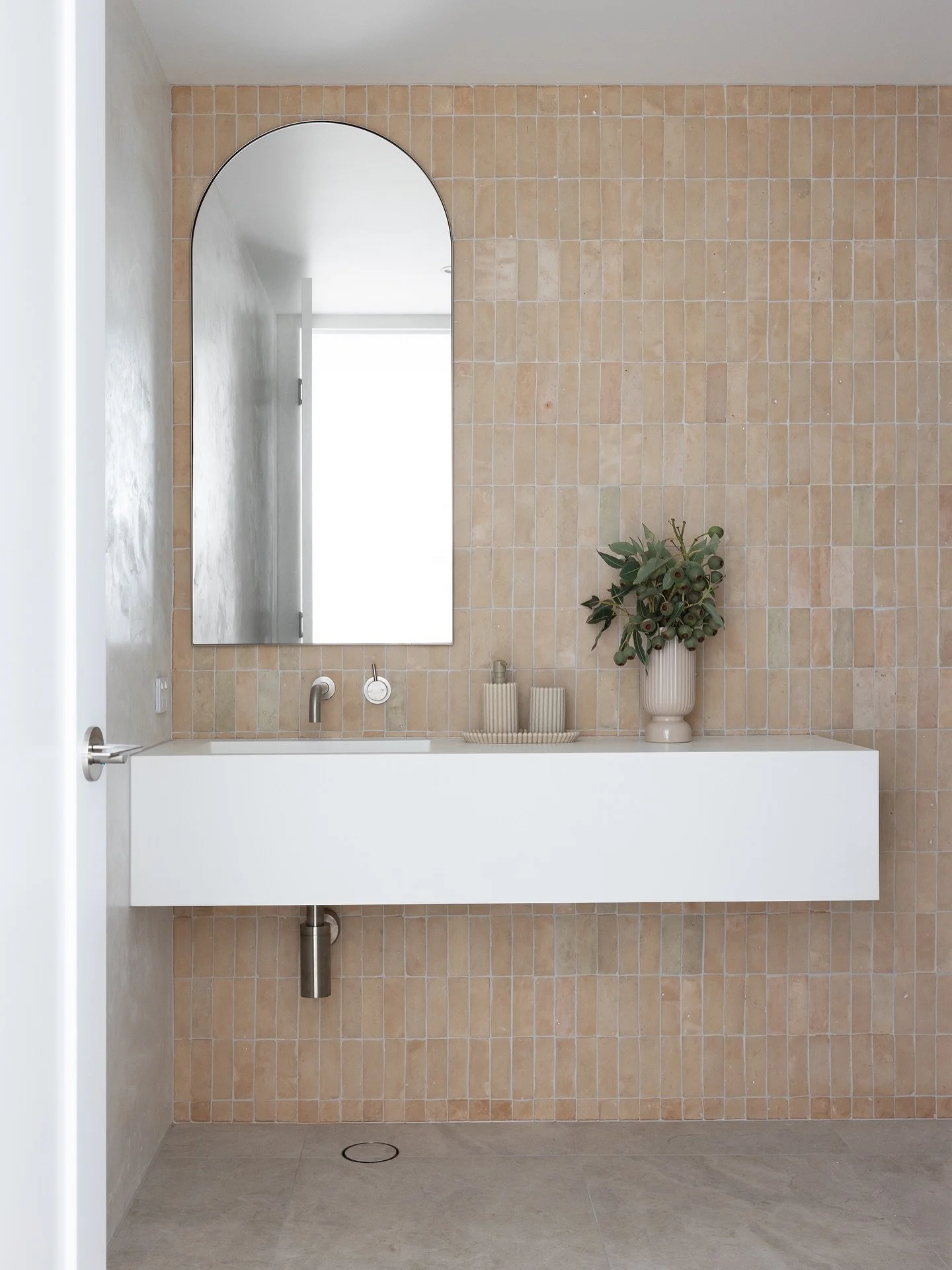 Bathroom || Textural, neutral, sleek. This rumpus room powder is ticking all the boxes