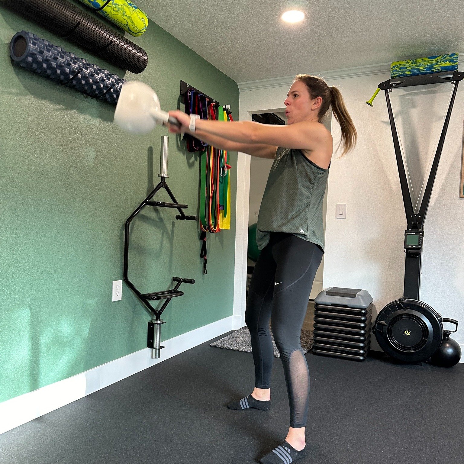 Spice up your routine with kettlebell swings, an explosive exercise for the hips. You'll be swinging heavyweight, and I can help you dial in your form to progress safely. Connect today for your free consultation.  #personaltraining #gym #privateperso