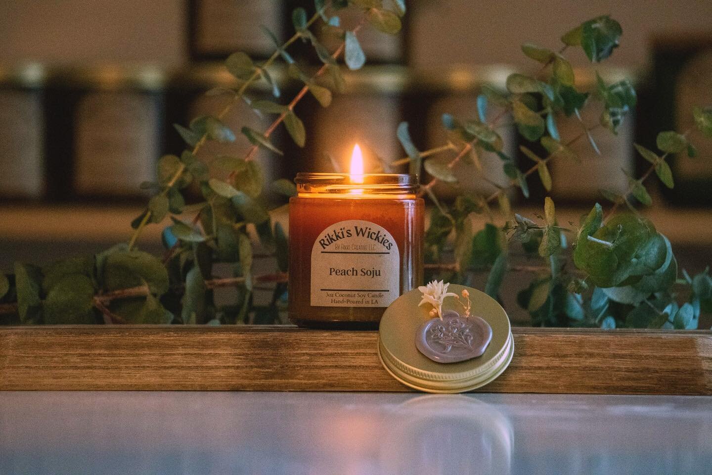 PEACH SOJU SCENTED CANDLES - One of our new summer favs!
&bull;
This scent is refreshing and peachy with a slight floral syrup smell for the &ldquo;soju&rdquo; notes. For my non-drinkers, it&rsquo;s also been compared to smelling like Peach Rings 🍬 