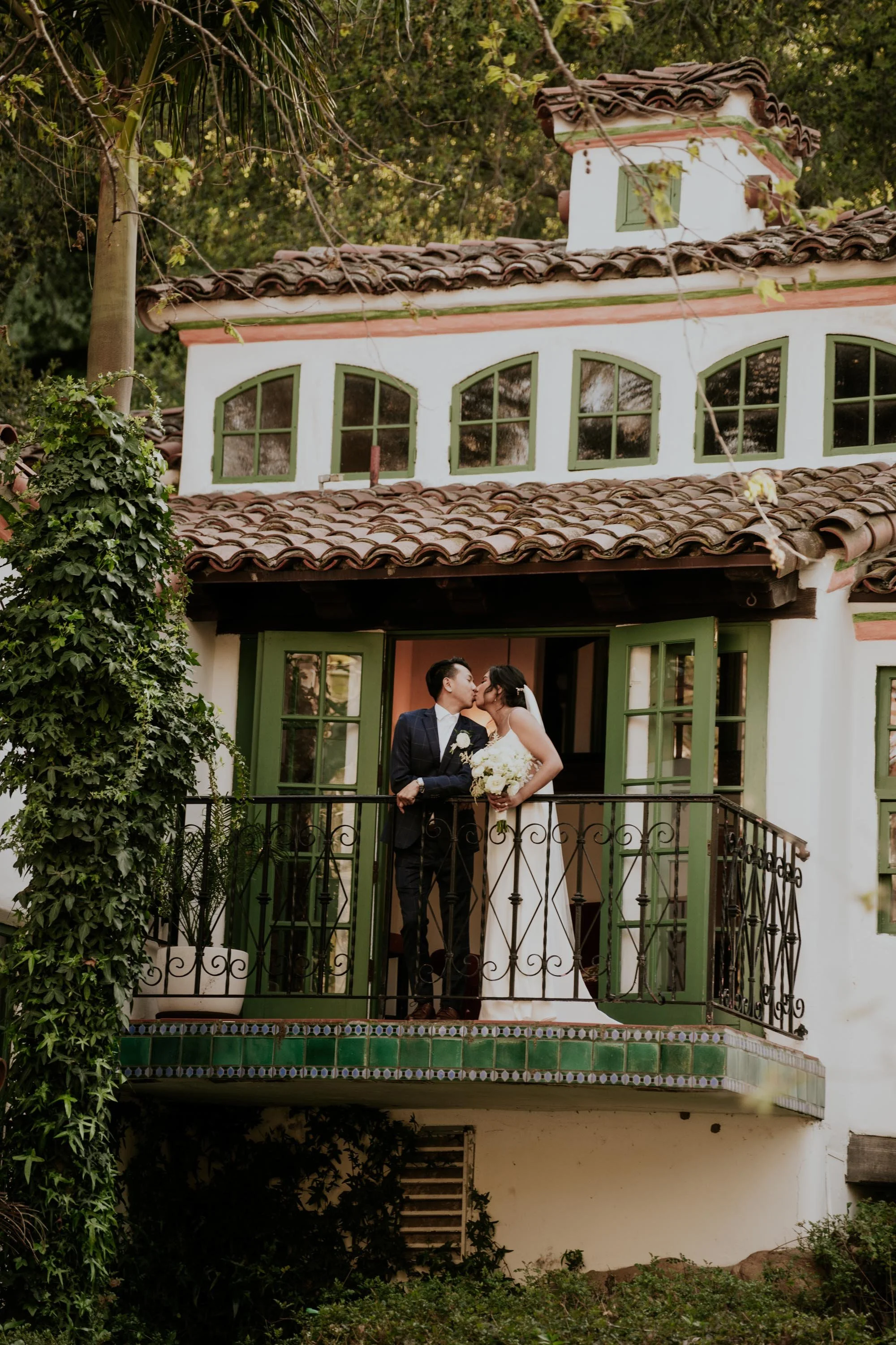 cliq-wedding-photography-couple-balcony-kiss-orange-county.jpg