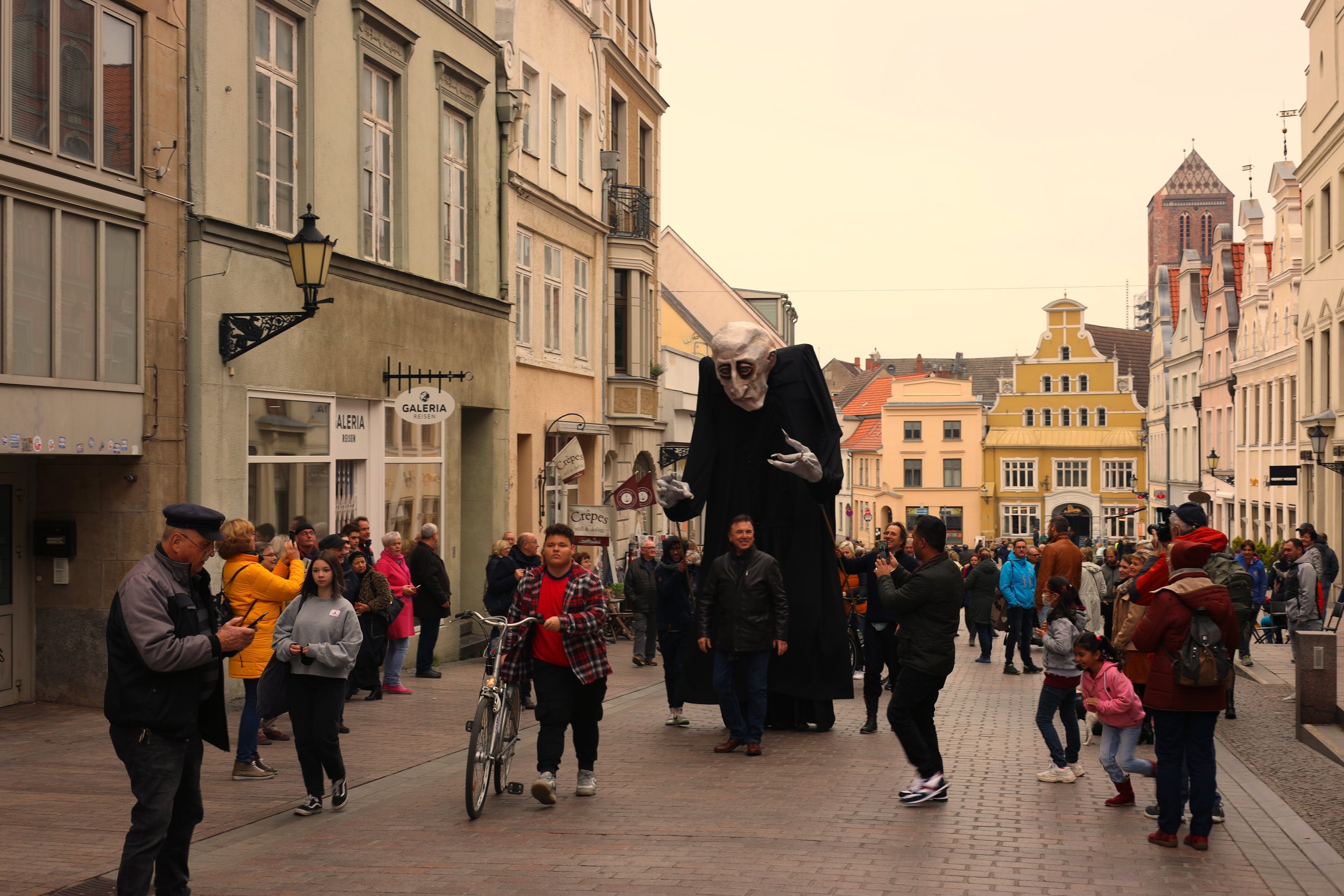 Dieser Workshop richtet sich an alle, die schon immer einen Blick hinter die Kulissen des Theaters werfen wollten. Ob Novizen oder alte Schauspielhasen ab 16 Jahren: Wer Lust hat die Grundlagen des Theaterspiels und mit bis zu 3,5m hohen
