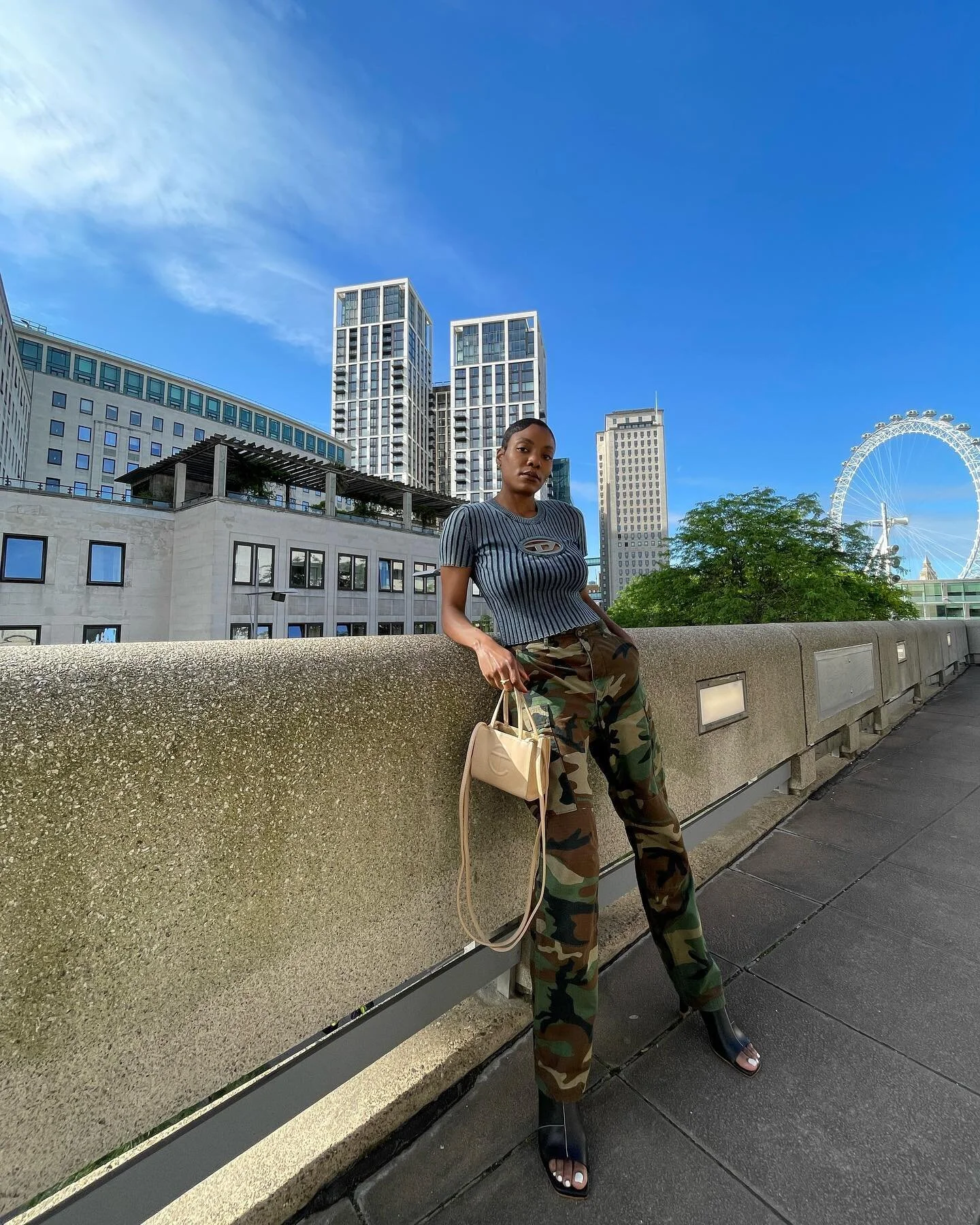 The long weekend is over. 💀

But Love Island starts tonight. 🎉

Looking forward to seeing the contestants shared wardrobe full of @ebay_uk looks. I&rsquo;ve got on my vintage cargos from eBay in honour of the joyous occasion. 🍾

Will you all be wa