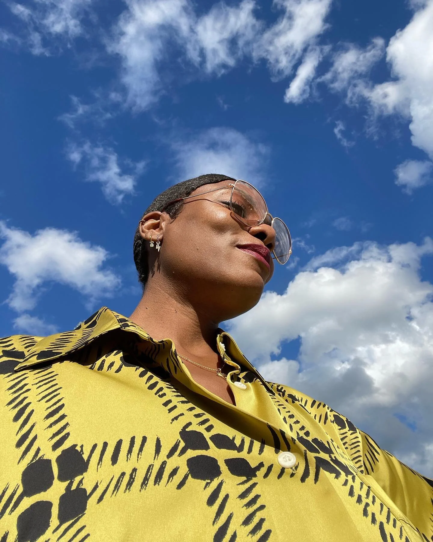 I wore my new @roxannefirst pink sapphire huggie for the first time today and Nothing Was The Same. ⛅️

~Save and follow for more inspo~

✨Outfit details✨
Top - @marni x @uniqlo_uk borrowed from my sister- never to be returned 😄
Earrings - @roxannef