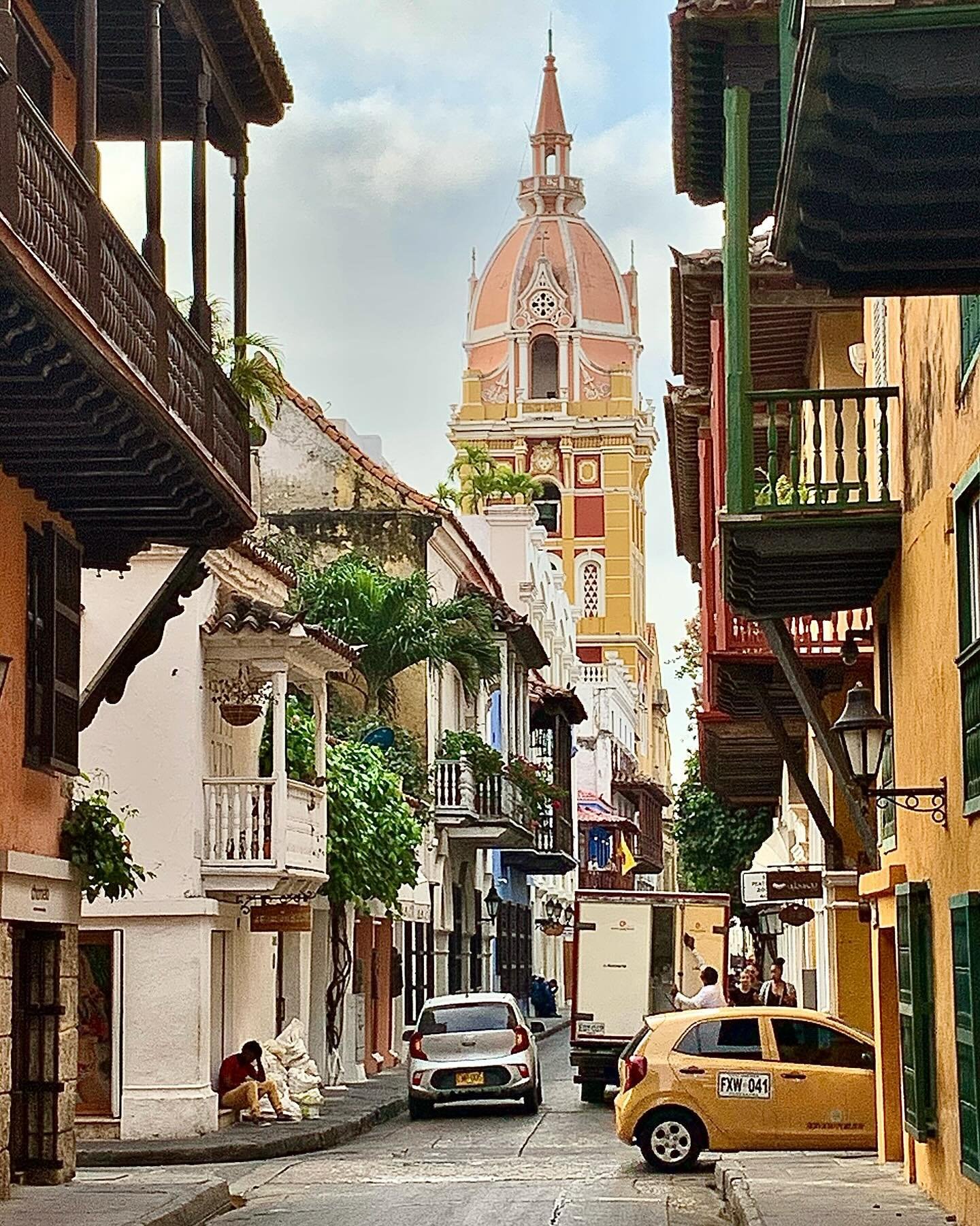 Cartagena was one of the most important American ports of the Spanish Empire (with Lima, Havana, Buenos Aires, Veracruz, Acapulco), particularly in transporting resources and people between Per&uacute; and Spain. The colorful colonial and early indep