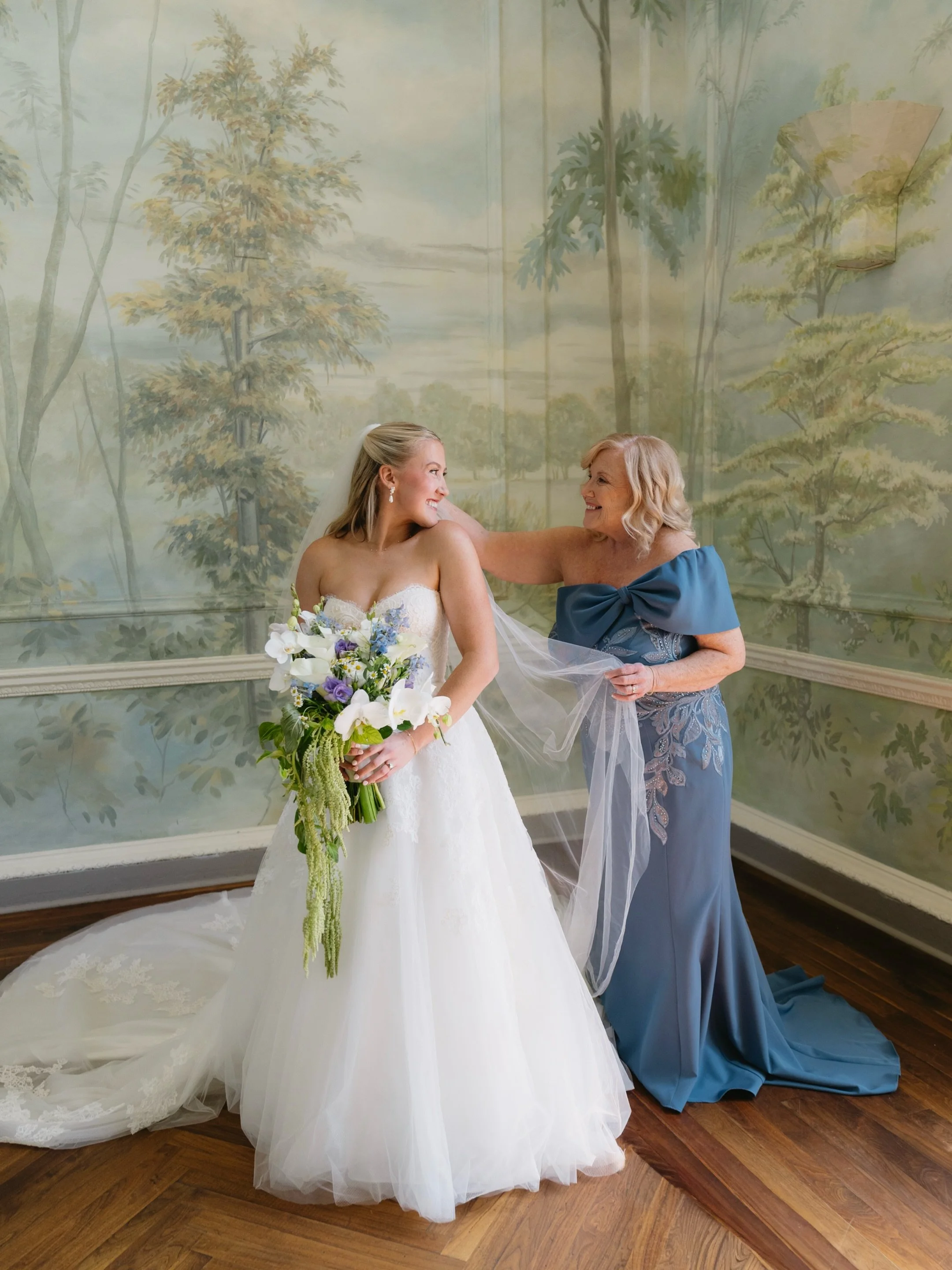 I thought this hand painted mural @curtisarboretumweddings needed it&rsquo;s own post since it makes such a perfect backdrop for getting ready portraits ✨