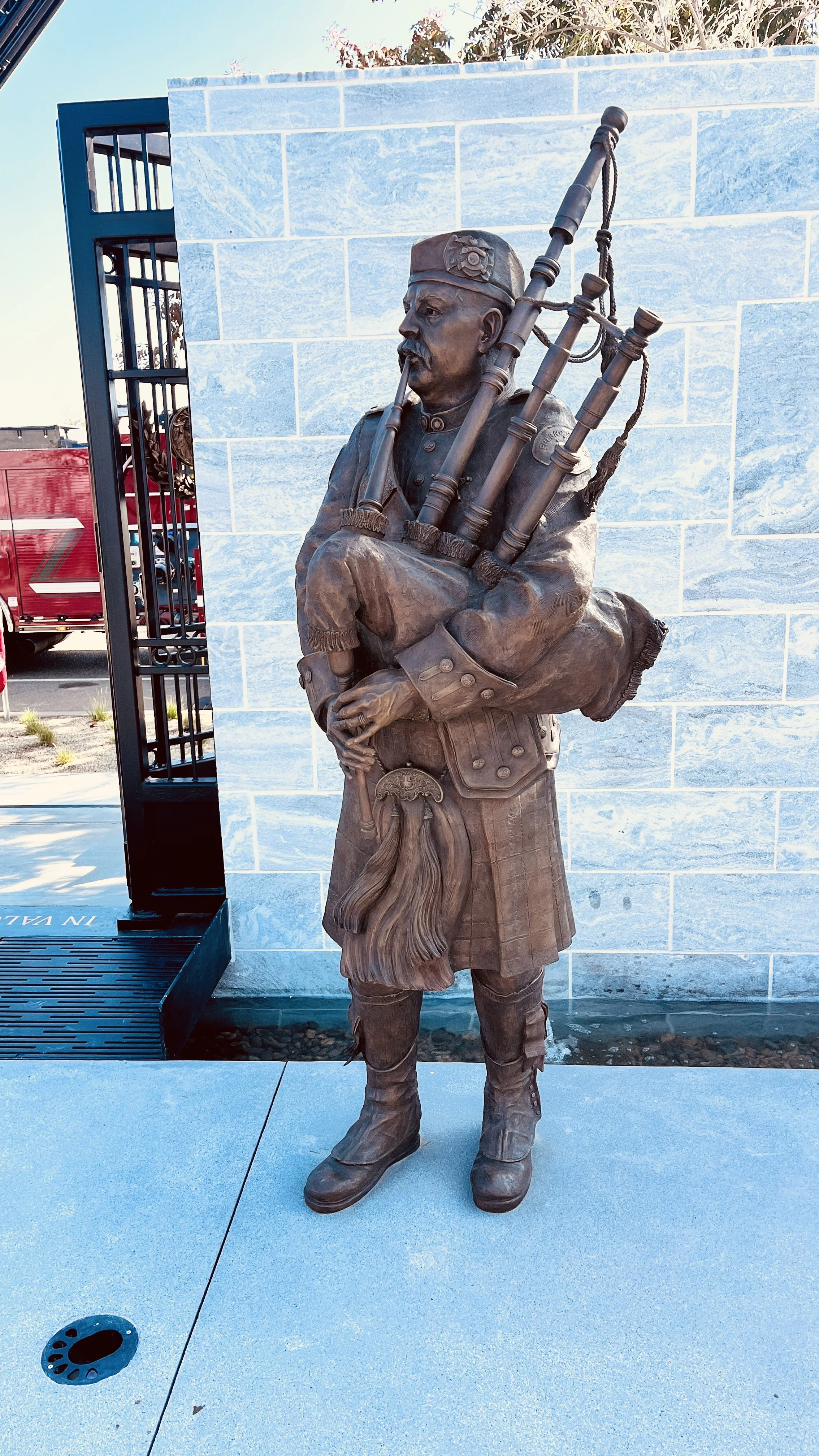 Bagpipe Player sculpture at the Memorial