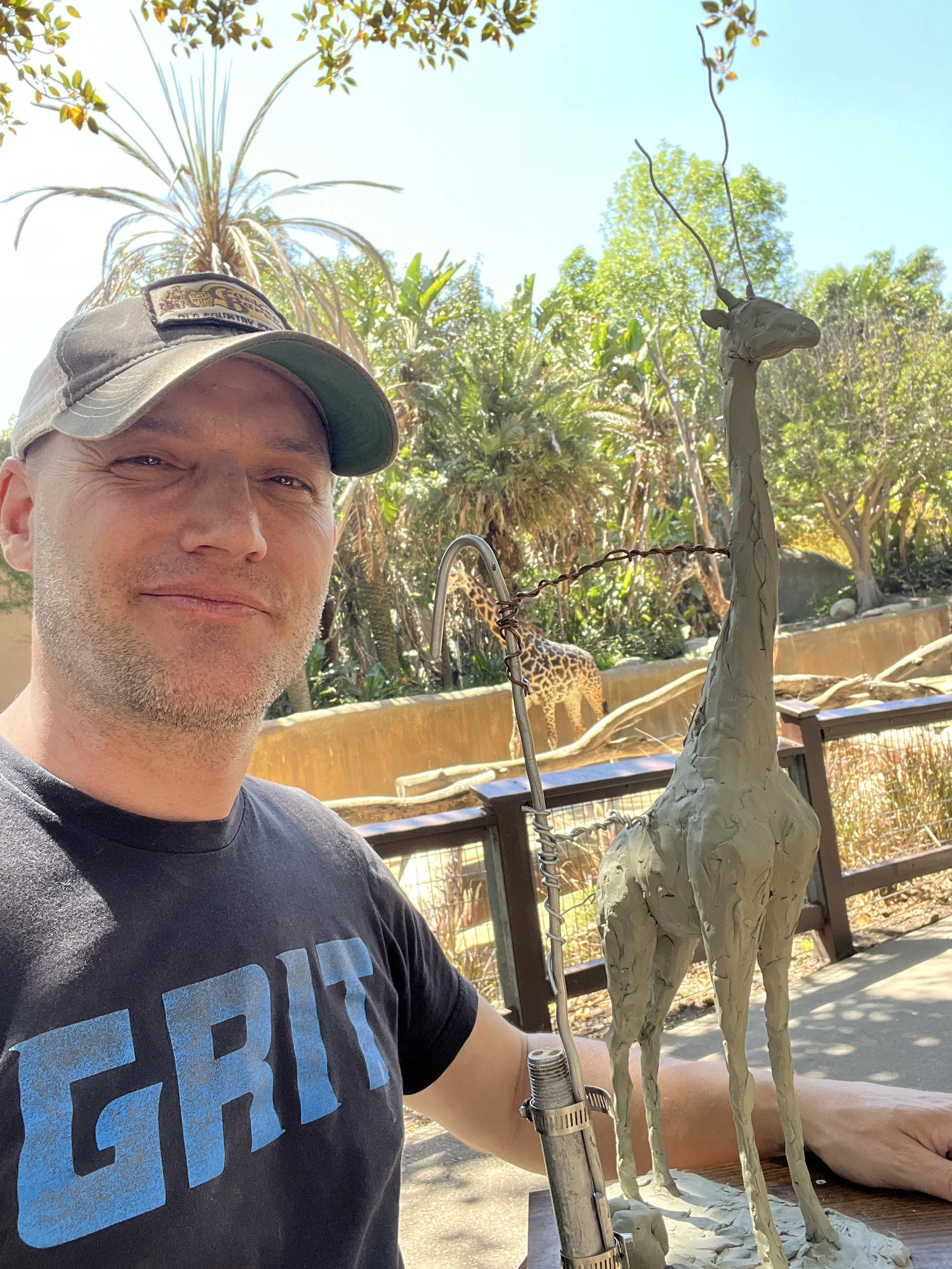 John Sumner plein air sculpting a giraffe at the LA Zoo