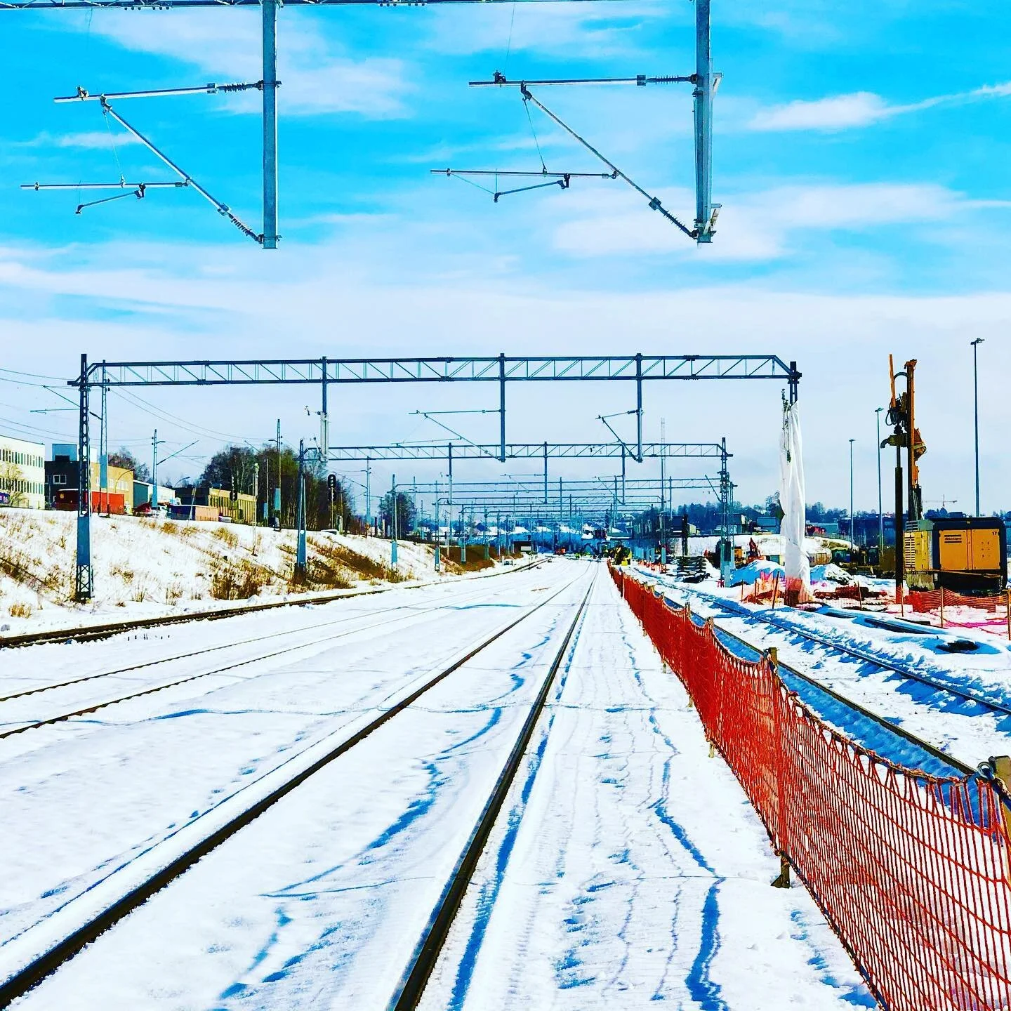 Det bygges om på Alnabru, og anleggsområdet skjermes mot trafikkerte spor med markeringsgjerde. 

#banegjerde #bane_norsf #spordrift #jernbaneanlegg #jernbanesikkerhet #jernbane #sporveien #trikken #tbane #bybanen #baneservice #norskjernbanedrift