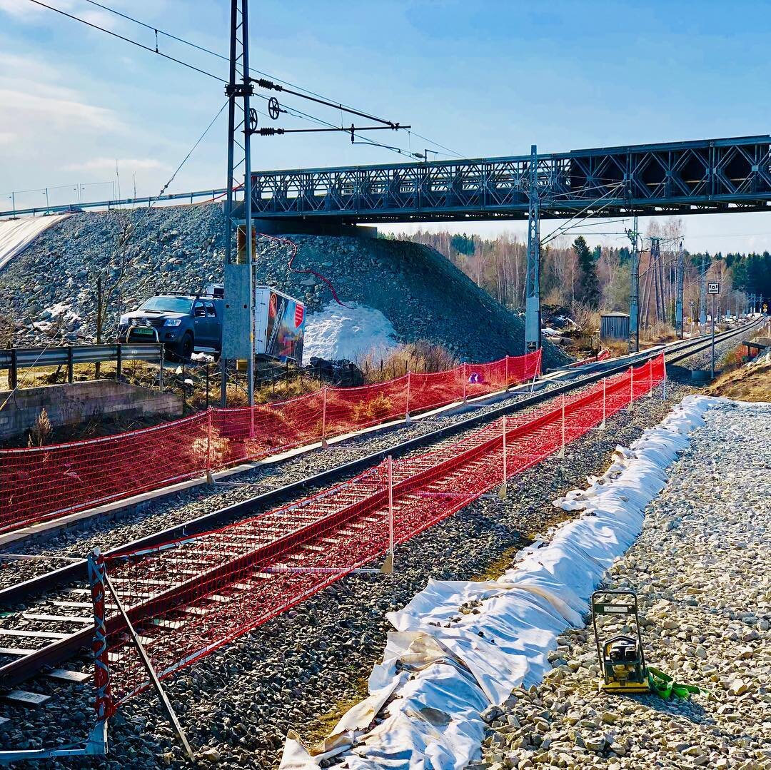 Det klargj&oslash;res til ny bru over Dovrebanen. Vi har satt opp markeringsgjerder hvor anlegget er tettest p&aring; trafikkert spor. #banegjerde #bane_norsf #intercity #dovrebanene #nsb_no #flytoget #vy #norgesstatsbaner #jernbaneanlegg #jernbanesi