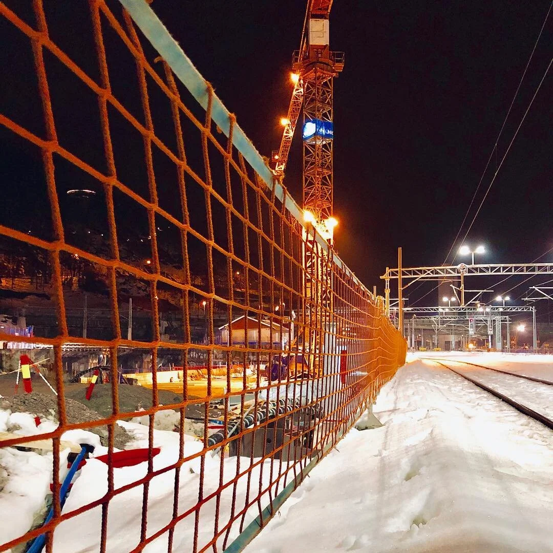 Arbeidene med Follobanen under Loenga stasjon p&aring;g&aring;r d&oslash;gnet rundt. NCC produserer 24/7 med krevende forhold b&aring;de over og under bakken. 
#banegjerde #bane_norsf #intercity #follobanen #dobbeltspor #nsb_no #flytoget #sj #norgess