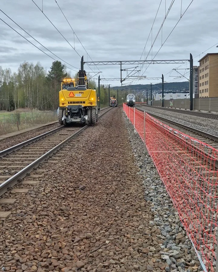 Sporvekselbytte p&aring; Lillestr&oslash;m. Anleggsomr&aring;de jernbane ble gjennomf&oslash;rt med trafikk p&aring; to sider med hastighet opp til 130 km/t. Vi har levert markeringsgjerde til prosjektet.  #banegjerde #banenor #dobbeltspor#jernbanean