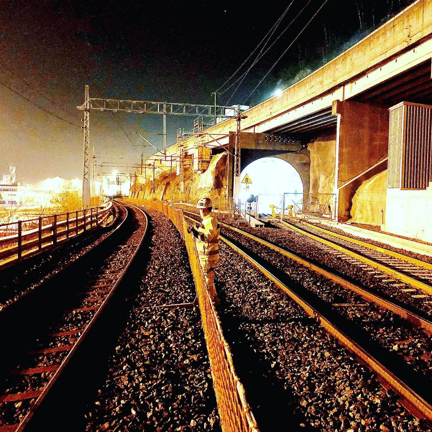 I forbindelse med Follobaneprosjektet f&aring;r dagens &Oslash;stfoldbane ny tras&eacute; inn mot Oslo S gjennom Ekeberg&aring;sen. En del av dette arbeidet utf&oslash;res p&aring; enkeltsporet drift og vi leverer markeringsgjerde som monteres som si