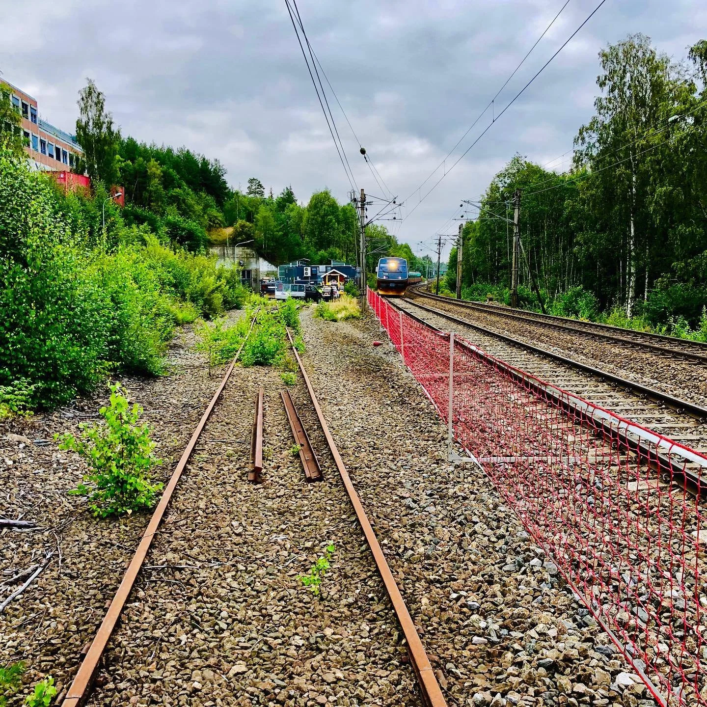 Sporet inn til Holmlia omformerstasjon er fornyet. En kj&aelig;rkomment fornyelse er ferdigstilt. Sporet ligger tett p&aring; dobbeltsporet til &Oslash;stfoldbanen. Vi har levert markeringsgjerde for &aring; &aring; skille anlegg fra spor i drift. 
#