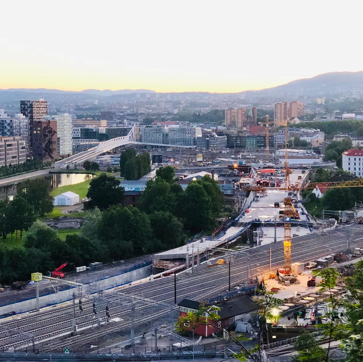 Da er sommerens togfrie periode godt igang, og vi har igjen sikret Follobanen sitt anlegg inn mot trafikkerte spor p&aring; Oslo S. Deler av oppstarten forl&oslash;p med enkeltsporet drift p&aring; &Oslash;stfoldbanen. 
#banegjerde #bane_norsf #inter