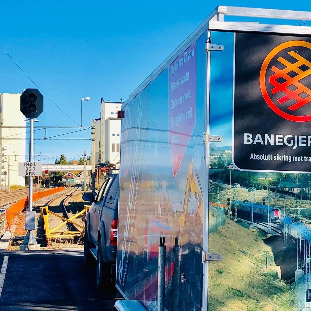 Et riggomr&aring;de klargj&oslash;res for parkering av arbeidsmaskiner og utstyr. Markeringsgjerde benyttes her for &aring; skille ordin&aelig;r trafikk fra arbeidsaktiviteter. #banegjerde #bane_norsf #intercity #kongsvingerbanen #dobbeltspor #nsb #s