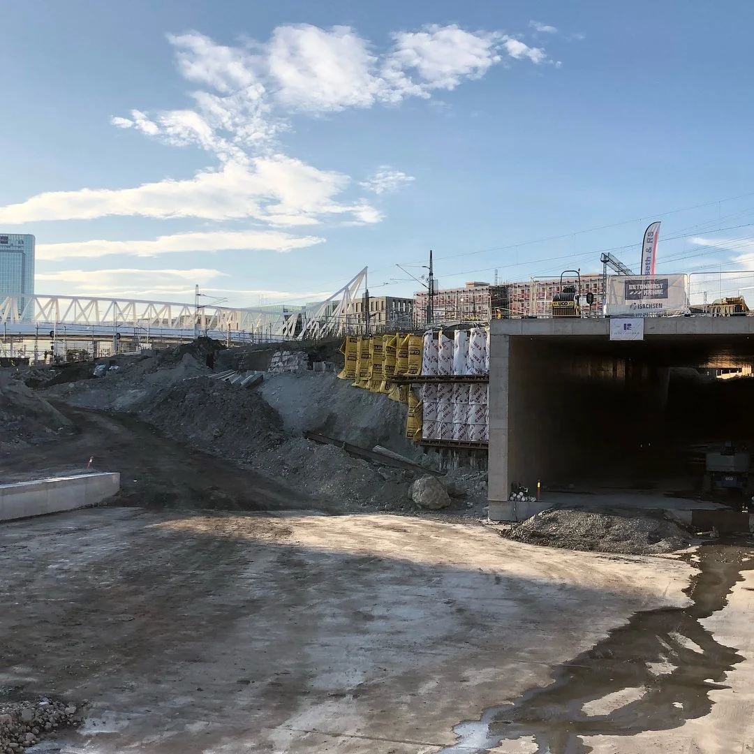Follobanen sin tunnellseksjon under dagens sporomr&aring;det er p&aring; plass. N&aring; &aring;pner straks det ene sporet p&aring; &Oslash;stfoldbanen etter flere uker med #bussfortog
Vi har sikret dette ene sporet med markeringsgjerde siden det for