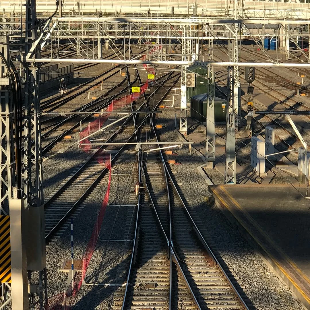 &laquo;Den r&oslash;de drage&raquo; bukter seg langs grensen til anleggsomr&aring;det p&aring; 
Oslo S. Arbeidet med &aring; skyve ferdigst&oslash;pte tunnelseksjoner under eksisterende spor, er i full gang. 
#banegjerde #banenor #intercity #folloban