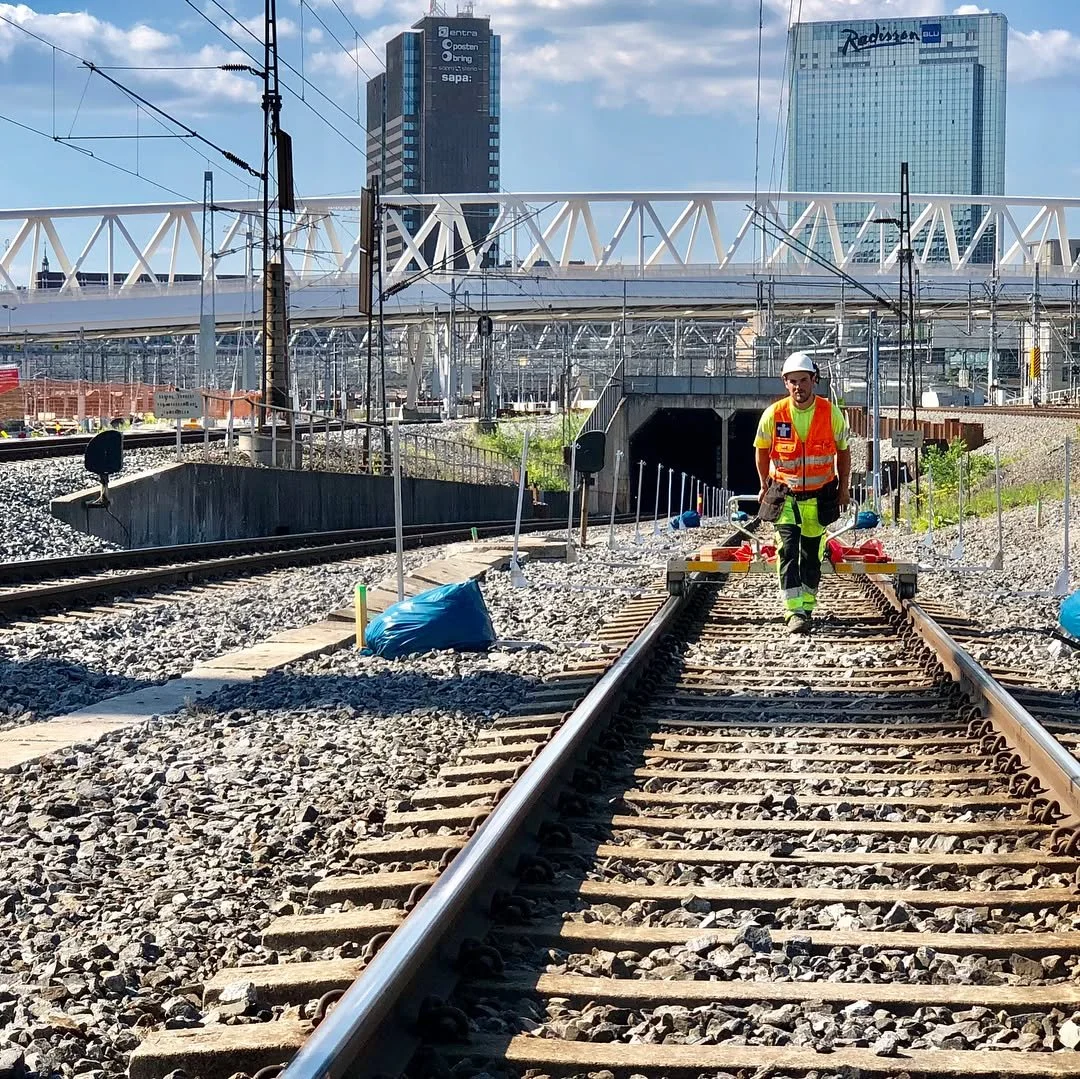 I varmt og godt sommerv&aelig;r ble helgen benyttet til &aring; forberede sommerens totalbrudd p&aring; Oslo S. Her ser vi arbeidet med sikring av spor som skal v&aelig;re trafikkert. 
#banegjerde #banenor #intercity #follobanen #dobbeltspor #nsb #fl