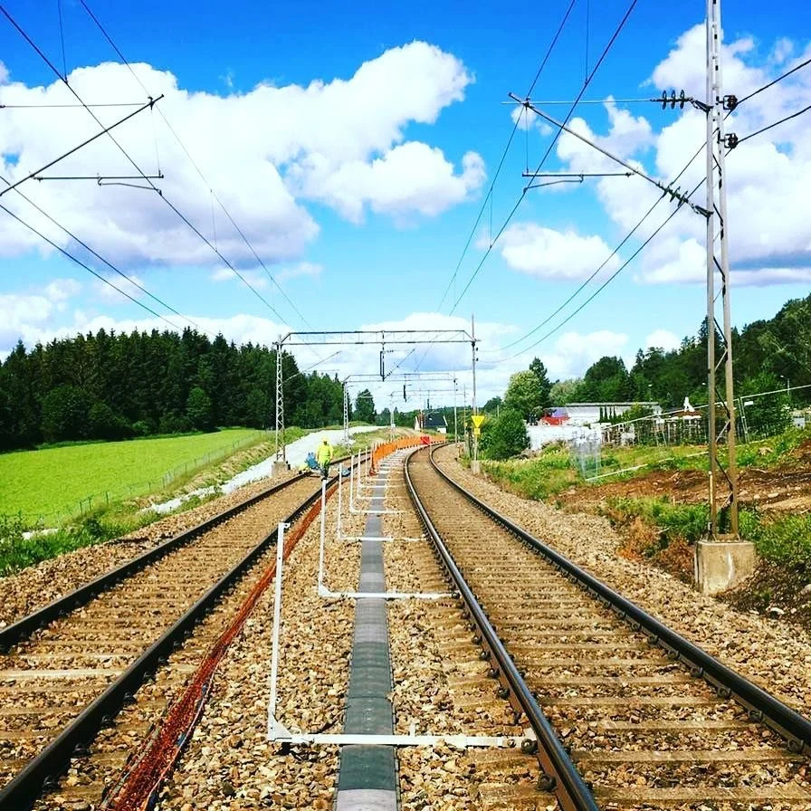 Montering av gjerde p&aring;g&aring;r her mellom spor p&aring; dobbeltsporet strekning. Det ene sporet skal v&aelig;re trafikkert under anleggsperioden. 
#banegjerde #banenor #intercity #follobanen #dobbeltspor #nsb #flytoget #norgesstatsbaner #sporv
