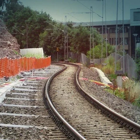N&aring;r anleggsarbeidet kommer tett p&aring; sporet, er det trygt &aring; ha et markeringsgjerde mellom trafikkerte spor og anleggsarbeidet. 
#banegjerde #banenor #intercity #follobanen #dobbeltspor #nsb #flytoget #norgesstatsbaner #sporveien #trik