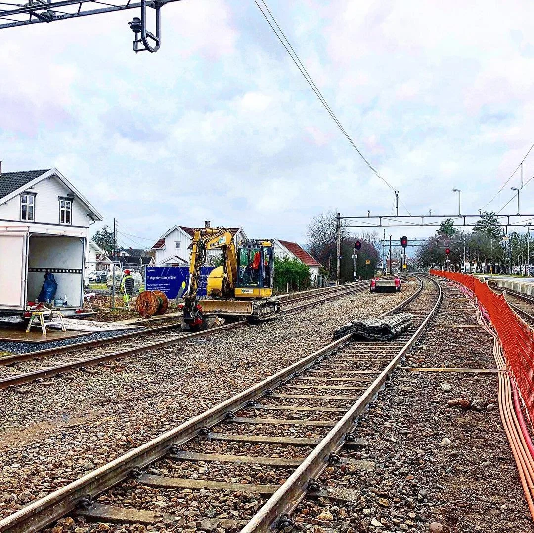 Oppgradering av S&oslash;rumsand stasjon er igang, og anleggsarbeidene skilles fra ordin&aelig;r togtrafikk ved bruk av et markeringsgjerde.  #banegjerde #bane_norsf #intercity #dobbeltspor #nsb #flytoget #sj #norgesstatsbaner #jernbaneanlegg #jernba
